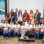 De izquierda a derecha tenemos a Mayra Molina, pediatra perinatóloga y consultora internacional; Natalia Largaespada, experta internacional de UNICEF; Martha Álvarez, psicóloga clínica certificada en psicología perinatal; Dustin Muñoz, vicepresidente de la Fundación Sonrisa de Ángel; Gladis Abreu, presidenta de la Fundación Sonrisa de Ángel; Nathalie Charpak, fundadora de la Fundación Canguro en Colombia; Taina Malena coordinadora neonatal del Servicio Nacional de Salud; y Roberto Nina, pasado presidente inmediato de la Sociedad Dominicana de Obstetricia y Ginecología junto a las Damas Sonrisa, voluntarias de la Fundación Sonrisa de Angel.