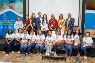De izquierda a derecha tenemos a Mayra Molina, pediatra perinatóloga y consultora internacional; Natalia Largaespada, experta internacional de UNICEF; Martha Álvarez, psicóloga clínica certificada en psicología perinatal; Dustin Muñoz, vicepresidente de la Fundación Sonrisa de Ángel; Gladis Abreu, presidenta de la Fundación Sonrisa de Ángel; Nathalie Charpak, fundadora de la Fundación Canguro en Colombia; Taina Malena coordinadora neonatal del Servicio Nacional de Salud; y Roberto Nina, pasado presidente inmediato de la Sociedad Dominicana de Obstetricia y Ginecología junto a las Damas Sonrisa, voluntarias de la Fundación Sonrisa de Angel.