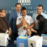 Ministro de Salud aplica la primera vacuna antirrábica a un perro