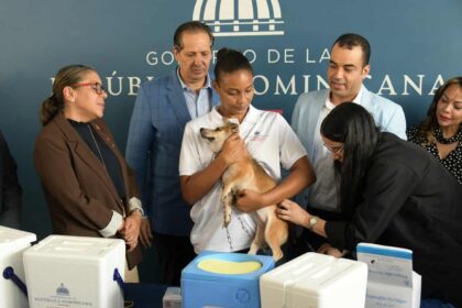 Ministro de Salud aplica la primera vacuna antirrábica a un perro