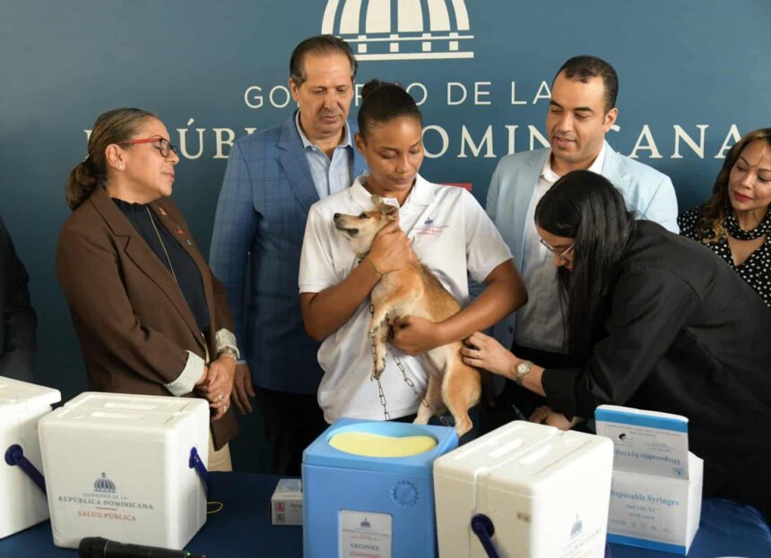 Ministro de Salud aplica la primera vacuna antirrábica a un perro