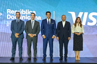Representantes del Ministerio de Turismo y Visa durante la presentación de su alianza