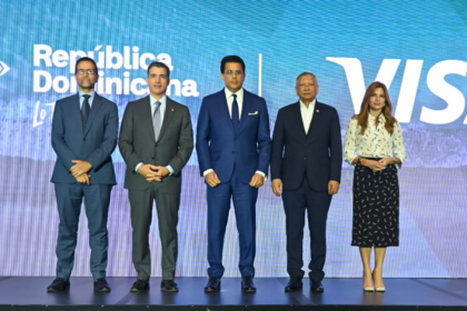 Representantes del Ministerio de Turismo y Visa durante la presentación de su alianza