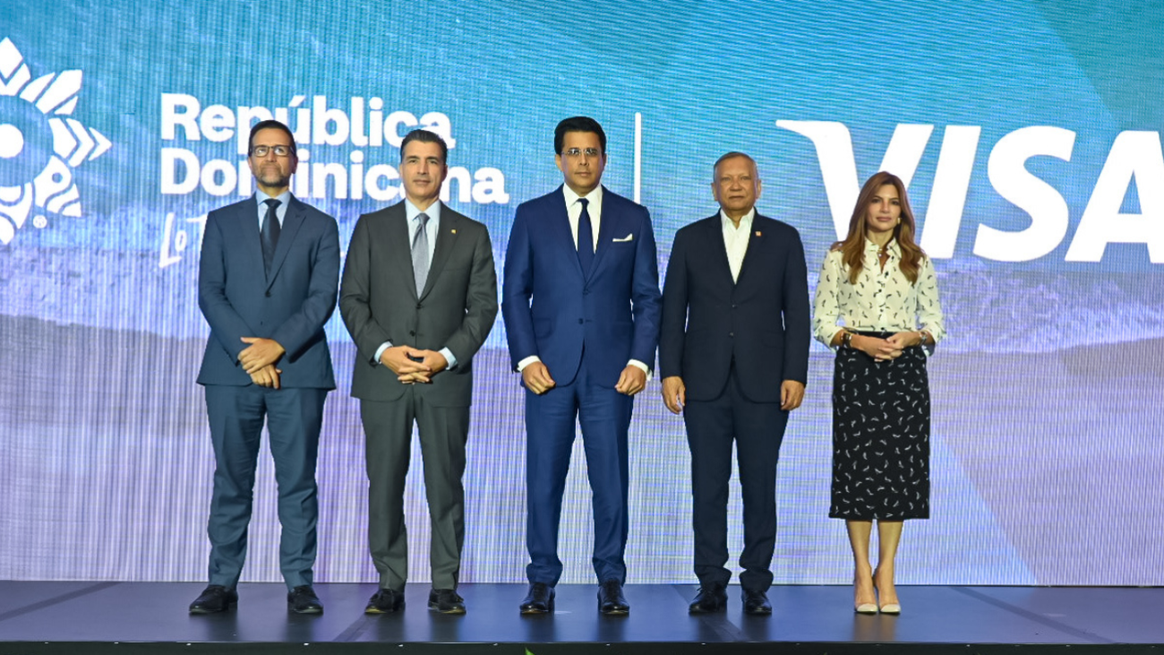 Representantes del Ministerio de Turismo y Visa durante la presentación de su alianza